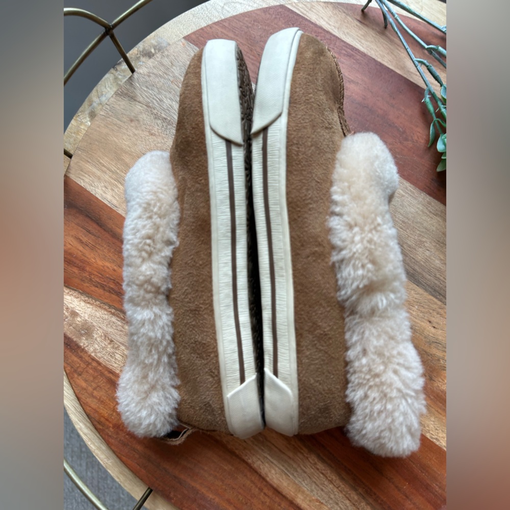 UGG Slippers in great condition.Cozy Tan Shearling Slippers. Size 3. - Picture 6 of 8